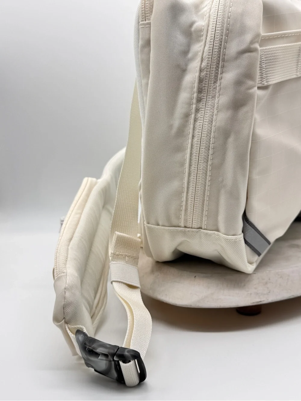The North Face Base Camp Voyager Sling Bag 11L White Dune Cream Crossbody NWT
